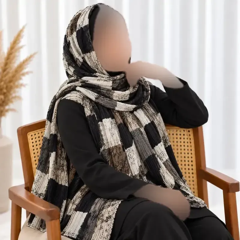شال نخی برشکا طرحدار چهارخانه روزمره مشکی سفید - تصویر 4